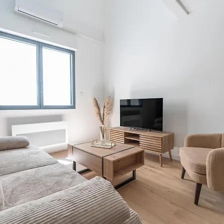 Casernette N O Yourhosthelper Apartment *